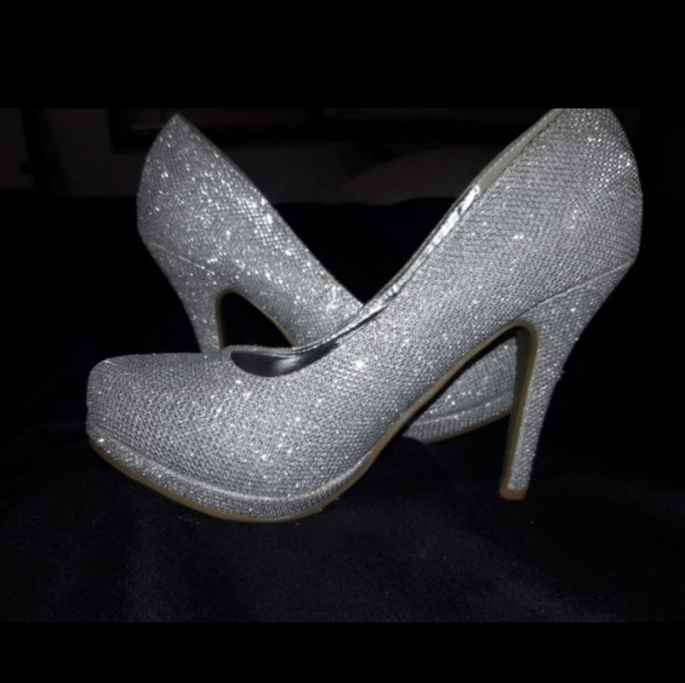 Delicacy silver heels